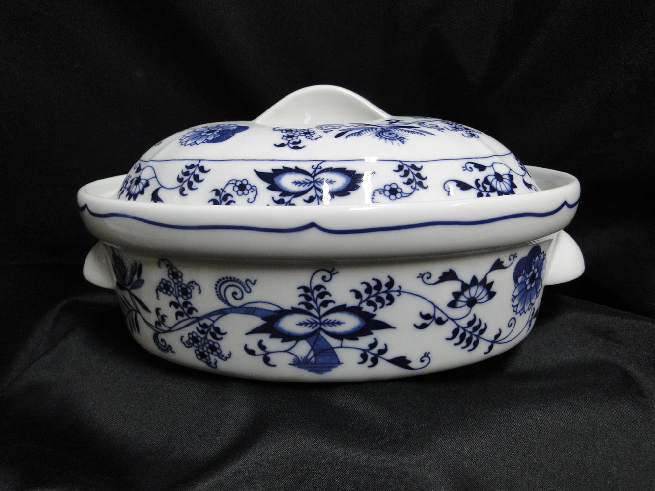 Blue Danube, Blue Onion: Oval Casserole & Lid, 9 1/2" x 7" x 4 3/4", 1.5 Quart