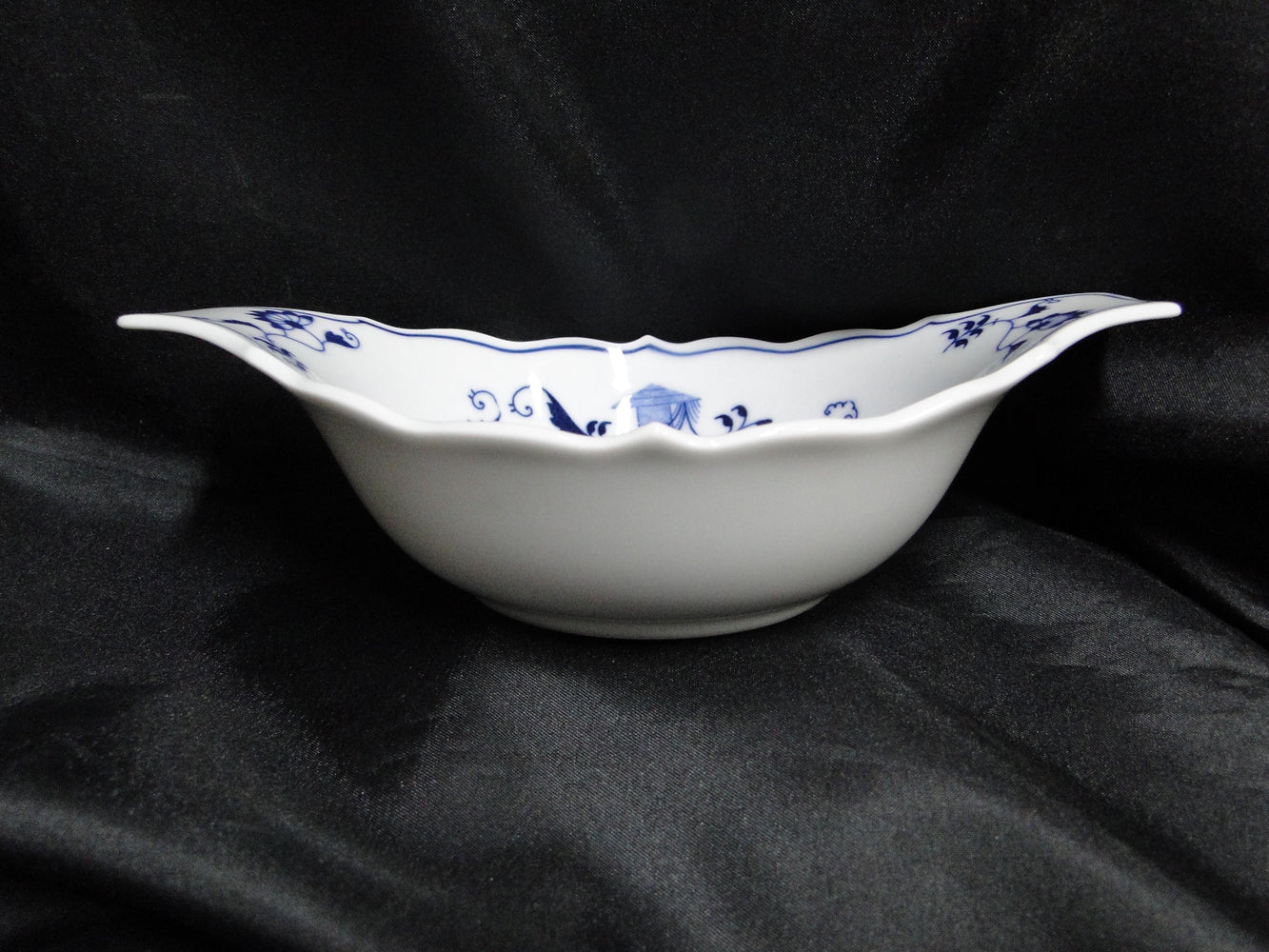Blue Danube, Blue Onion: Bowl w/ Lug Handles, 8 1/2" x 5 1/2" x 2"