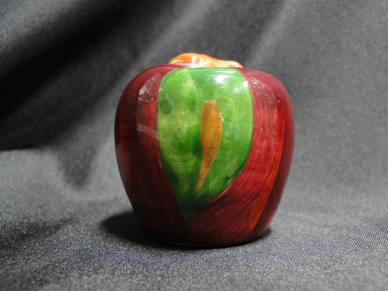 Franciscan Apple: Apple Shaped Salt OR Pepper Shaker, 2 1/4", 1 Hole