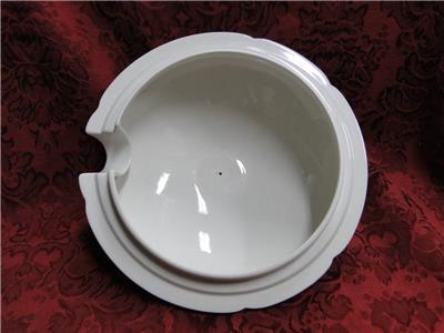 Villeroy & Boch Geranium, Yellow & Green, No Rib: Tureen & Lid, 8 1/2" Tall