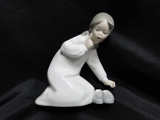Lladro Girl w/ Slippers Figurine, Nightshirt, #4523, 5 3/4" Tall