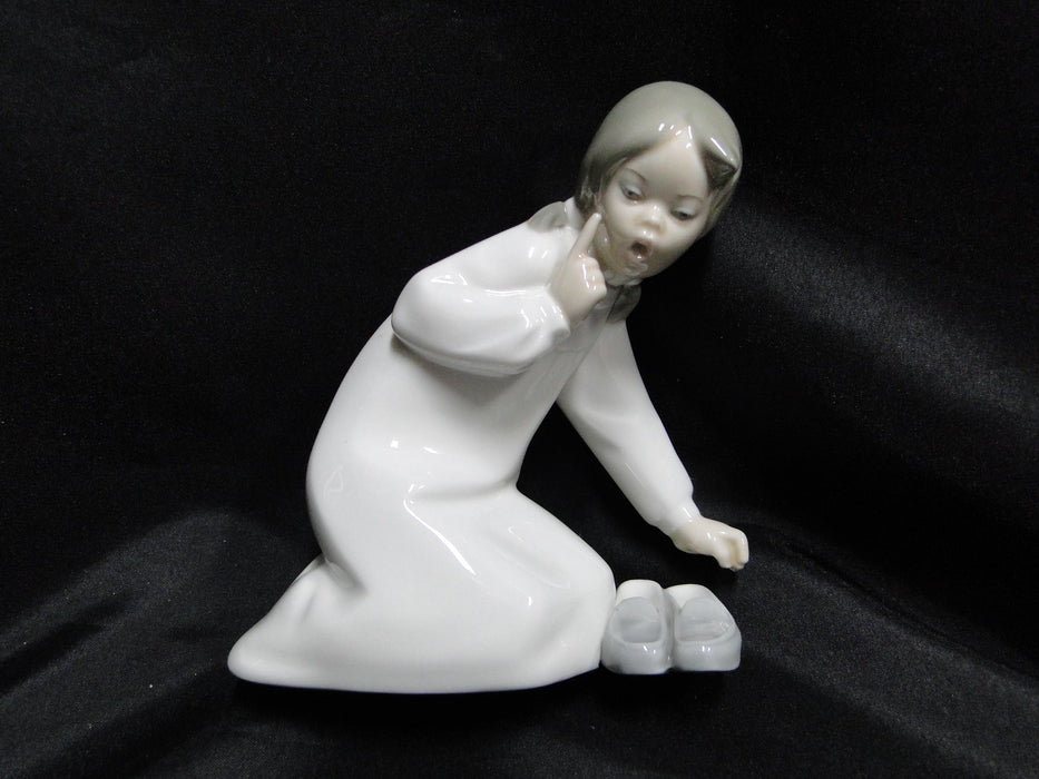 Lladro Girl w/ Slippers Figurine, Nightshirt, #4523, 5 3/4" Tall