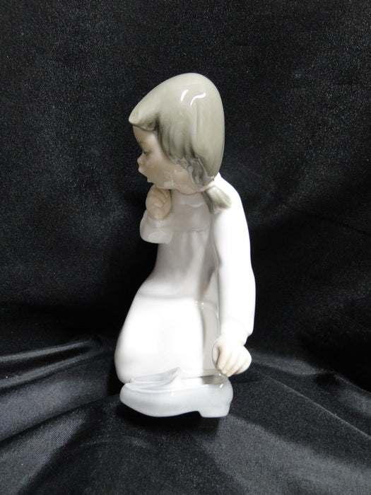 Lladro Girl w/ Slippers Figurine, Nightshirt, #4523, 5 3/4" Tall