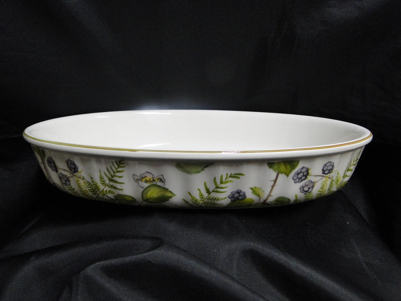 Villeroy & Boch Forsa, Berries & Leaves: Oval Baker, 14 3/4" x 2 1/2" Tall
