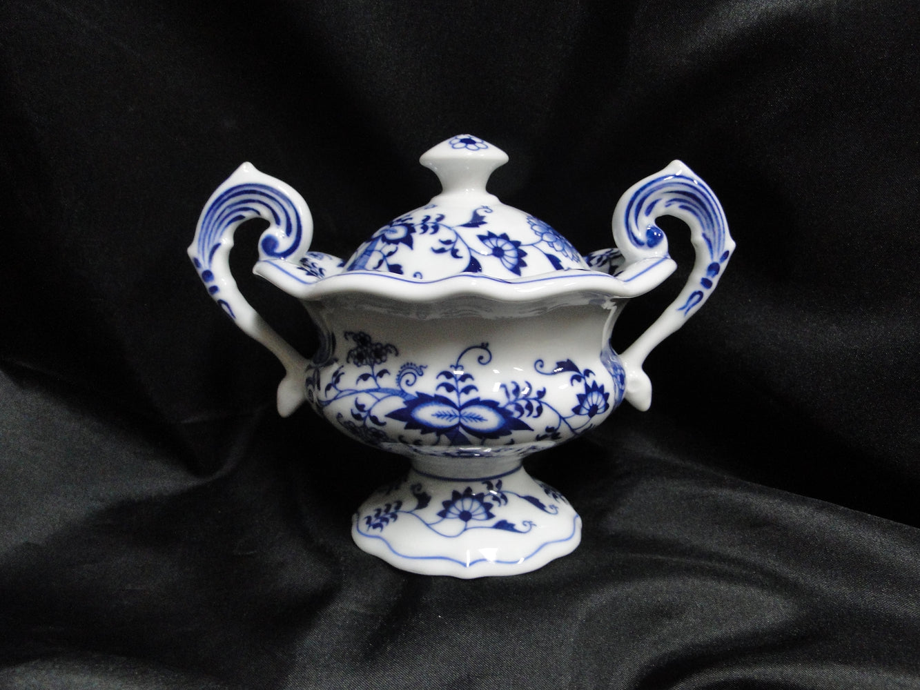 Blue Danube, Blue Onion: Mayonnaise Bowl & Lid, 5 1/2" Tall