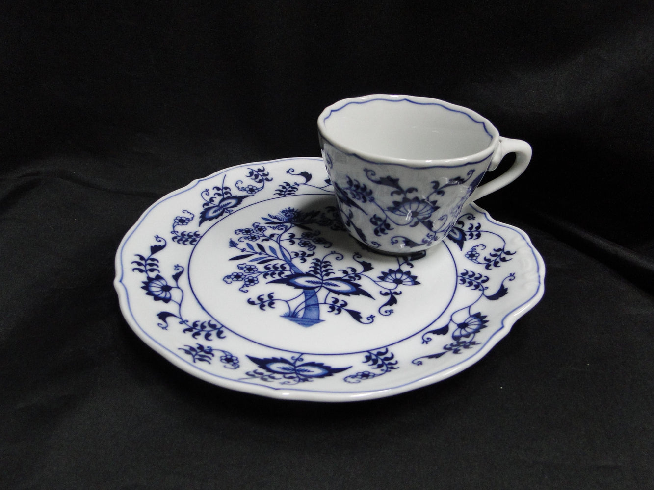 Blue Danube, Blue Onion: Snack Plate & Cup Set (s), 8 1/4" x 7 78" Plate
