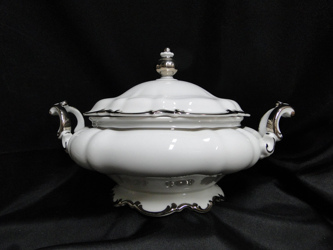 Hutschenreuther Revere, White w/ Platinum: Round Serving Bowl & Lid, 11 1/2"