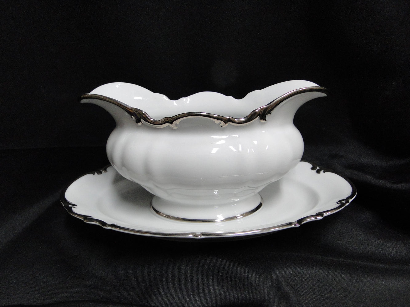Hutschenreuther Revere, White w/ Platinum: Gravy Boat w/ Underplate