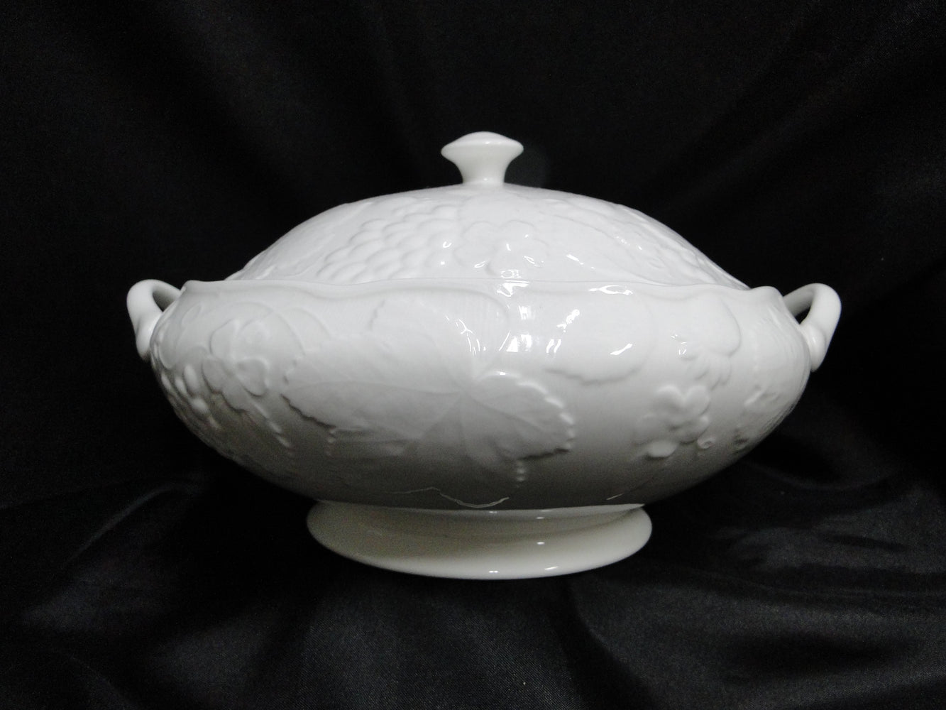 Wedgwood Strawberry and Vine, White, Bone: Round Serving Bowl w/ Lid